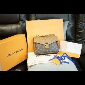 Louis Vuitton Pochette Metis Monogram Reverse